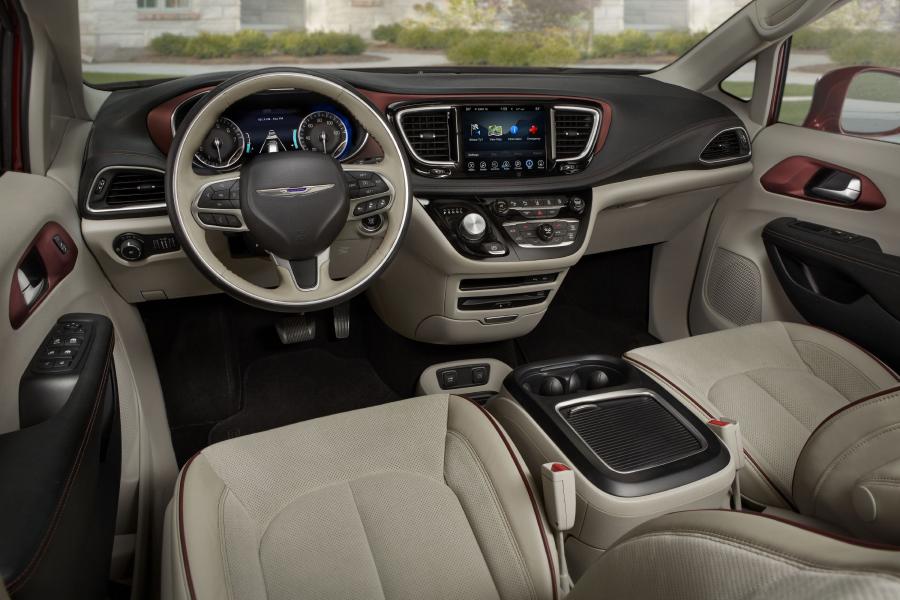 Торпедо Chrysler Pacifica Limited (RU) 2016 года  (фото 37 из 40)
